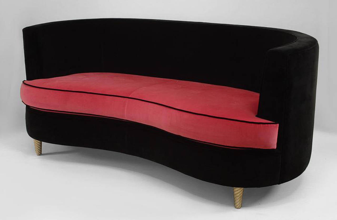 Italian Post-War Design Pink Velvet Settee In Excellent Condition For Sale In New York, NY