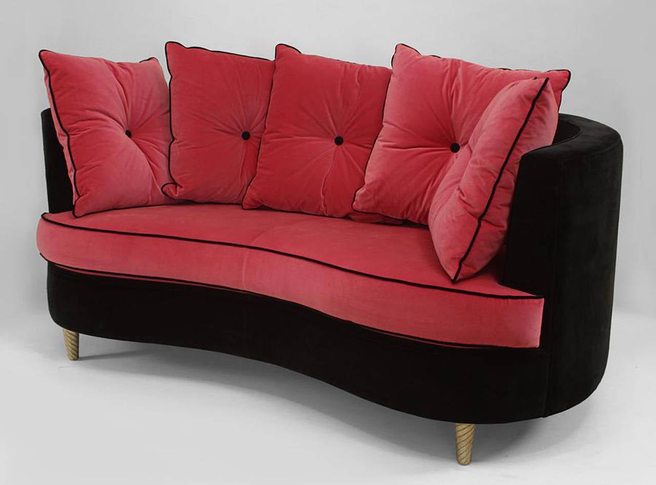 Italian Post-War Design 1960s style (modern) black velvet settee with rounded sides and shaped front with pink velvet seat & 4 back cushions contemporary, modern.
