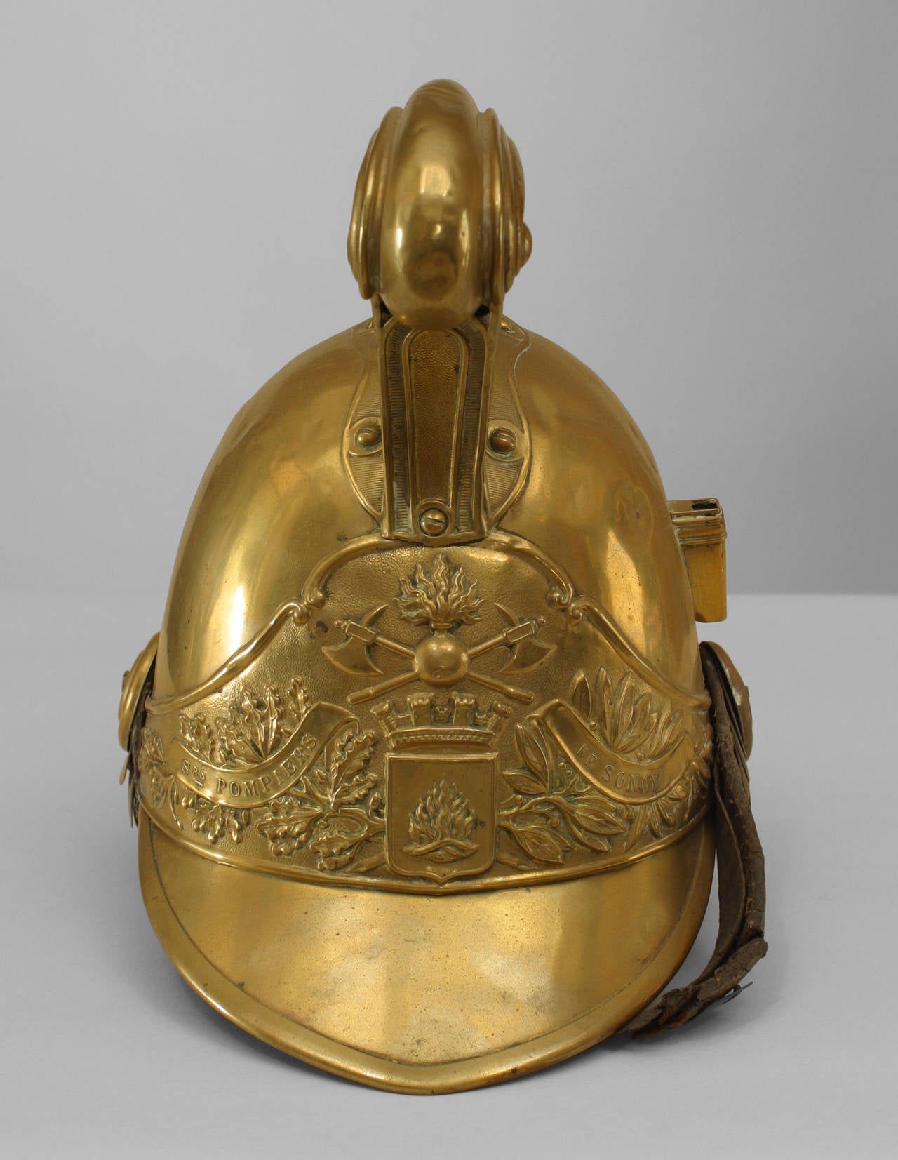 Drei französische Feuerwehrhelme aus Messing aus dem 19. Jahrhundert (PREIS FÜR JEDEN).