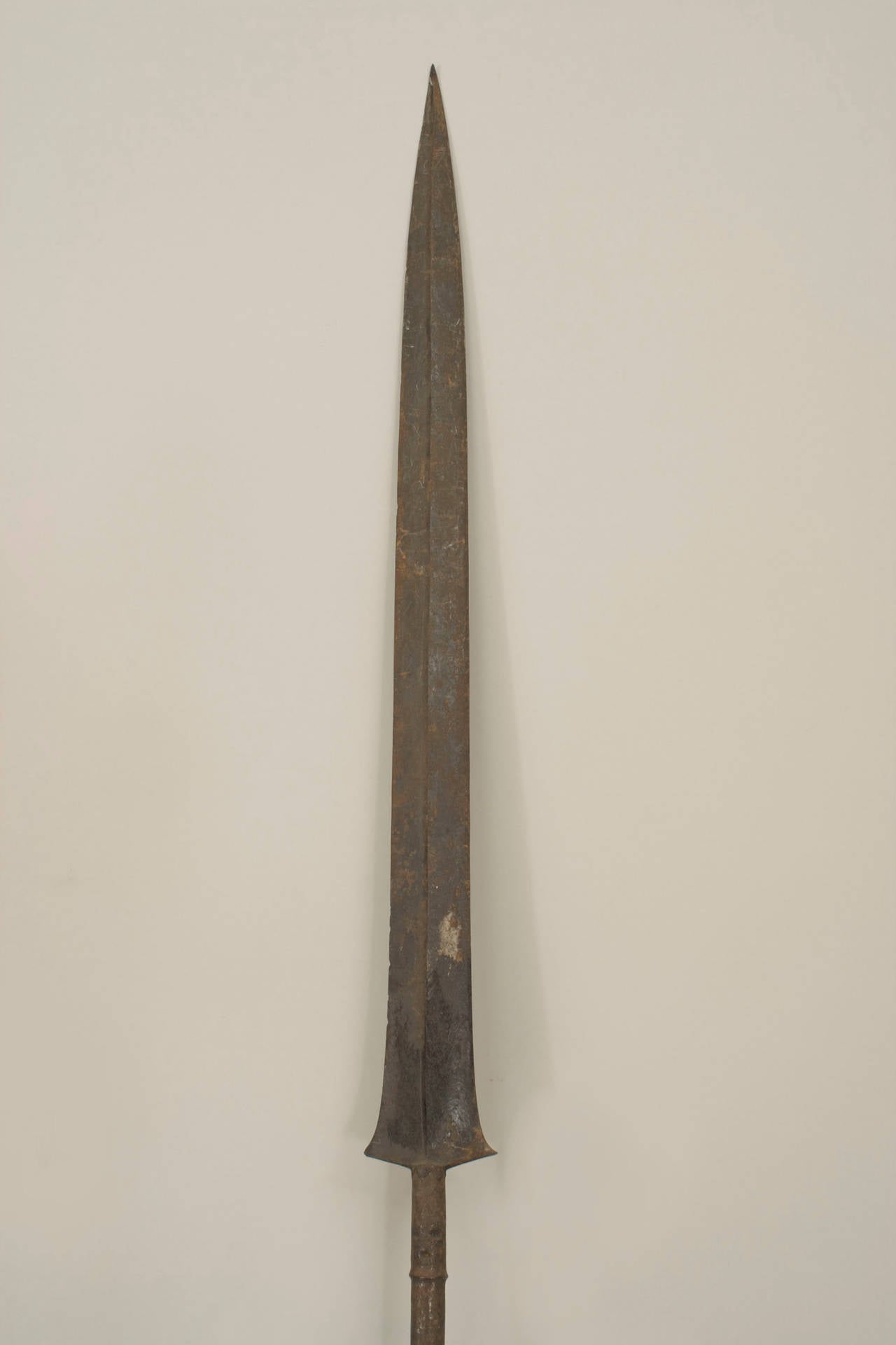 Lance de style Renaissance anglaise avec un manche en bois et une lame simple en fer de 29 pouces.

