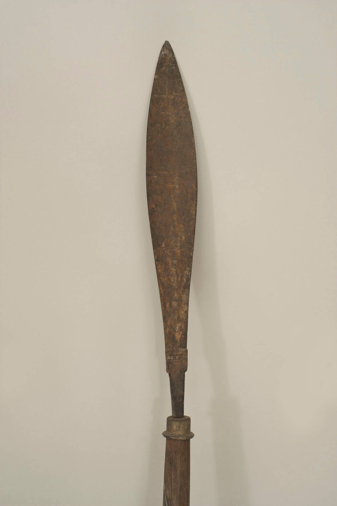 Lance de style Renaissance anglaise avec manche en bois et lame simple en fer en forme de feuille de 15 pouces.
