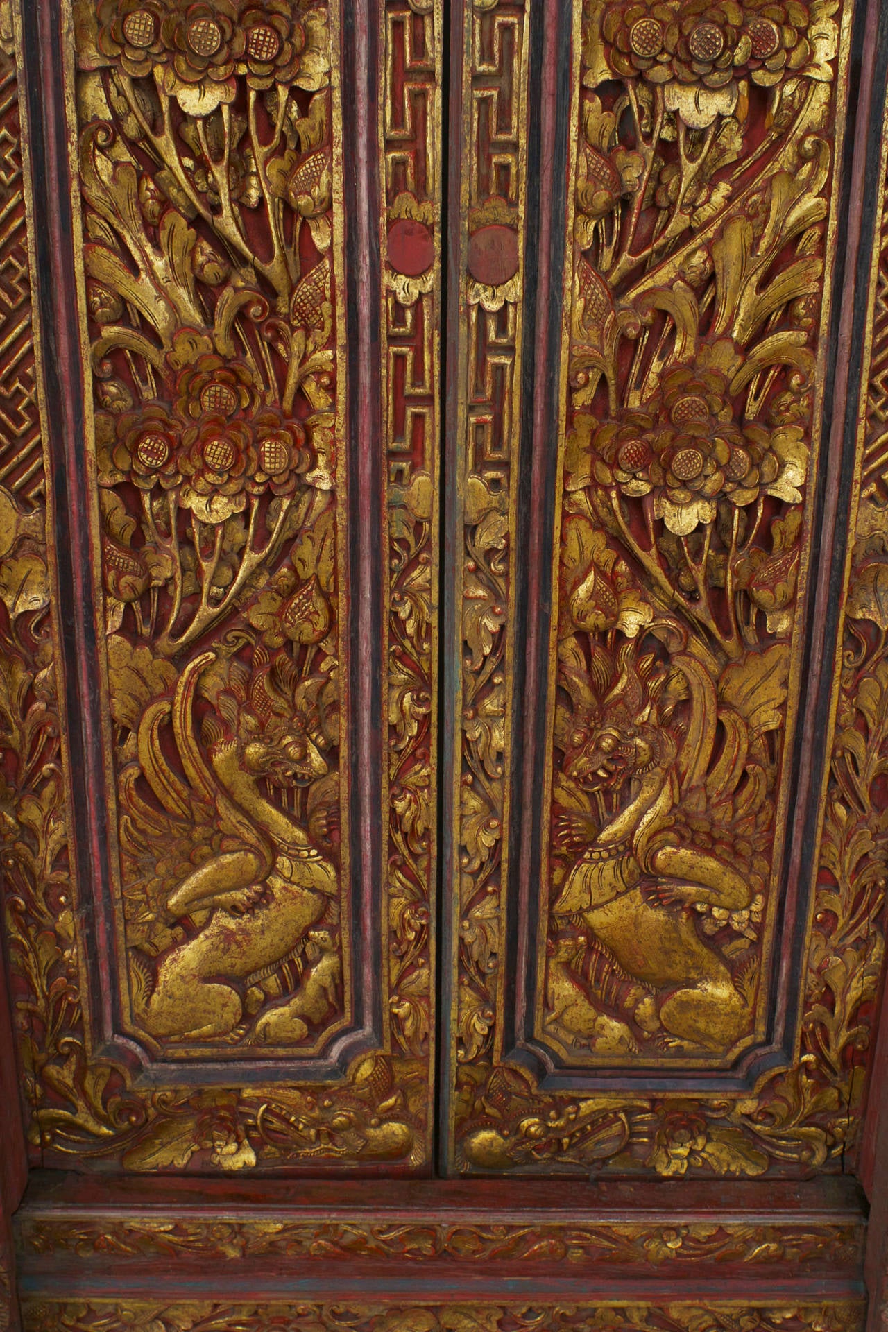 Javanais Paire de portes de temple javanaises en rouge et bois doré en vente