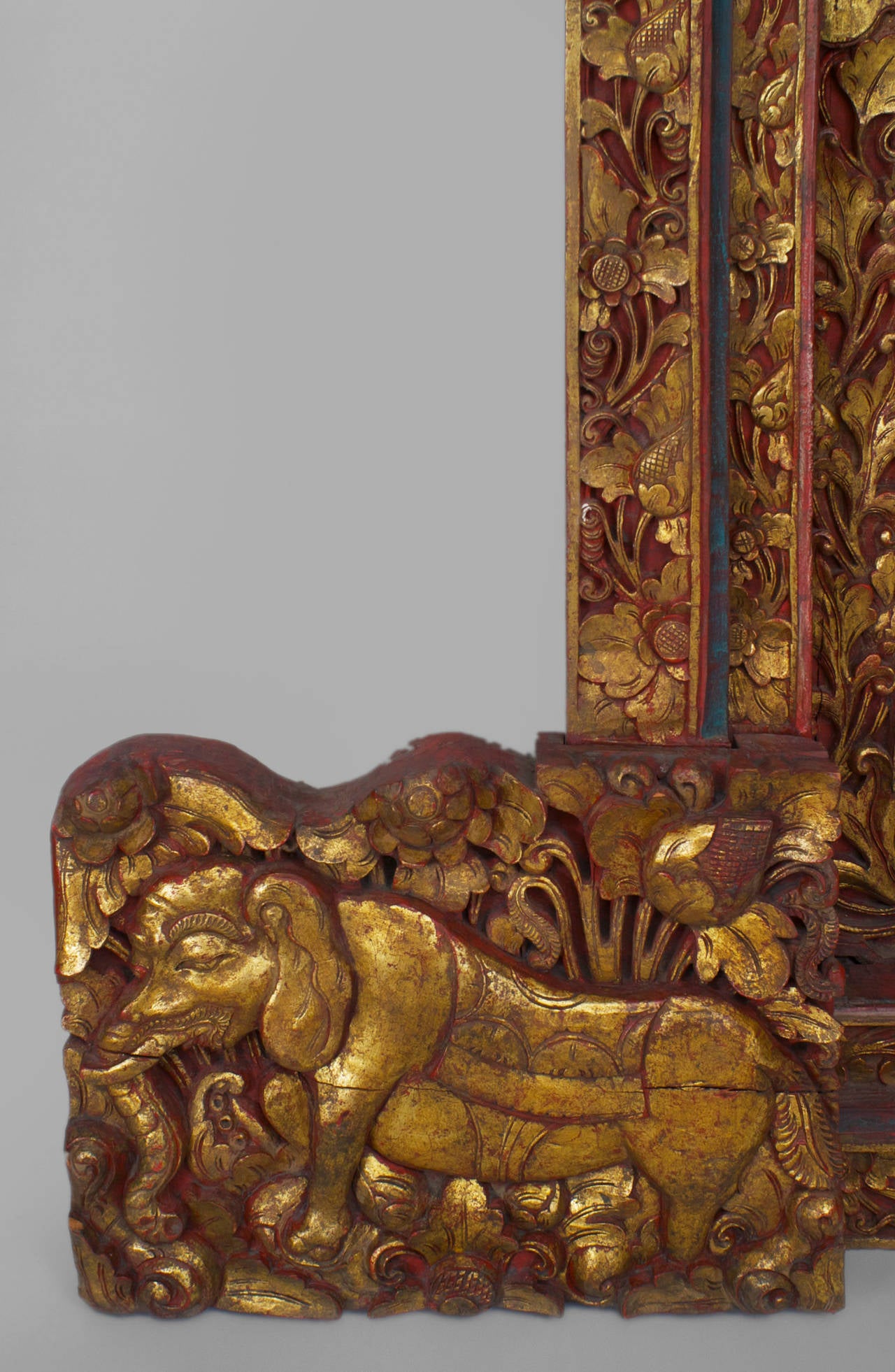 Sculpté Paire de portes de temple javanaises en rouge et bois doré en vente