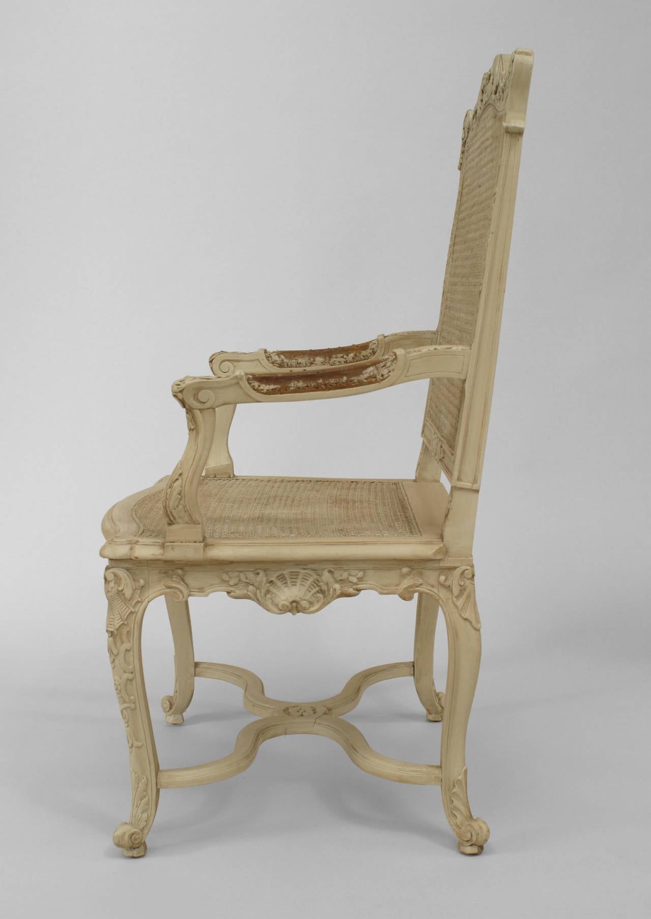 Satz von 10 geschnitzten französischen Regence-Stühlen (Regency) im Angebot