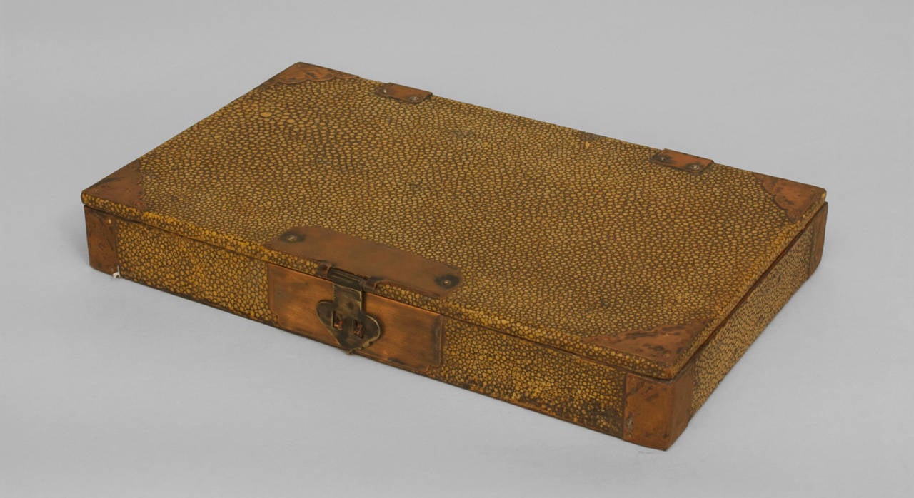 Grande boîte rectangulaire anglaise Art Déco en galuchat jaune foncé avec un loquet et une garniture en cuivre.
