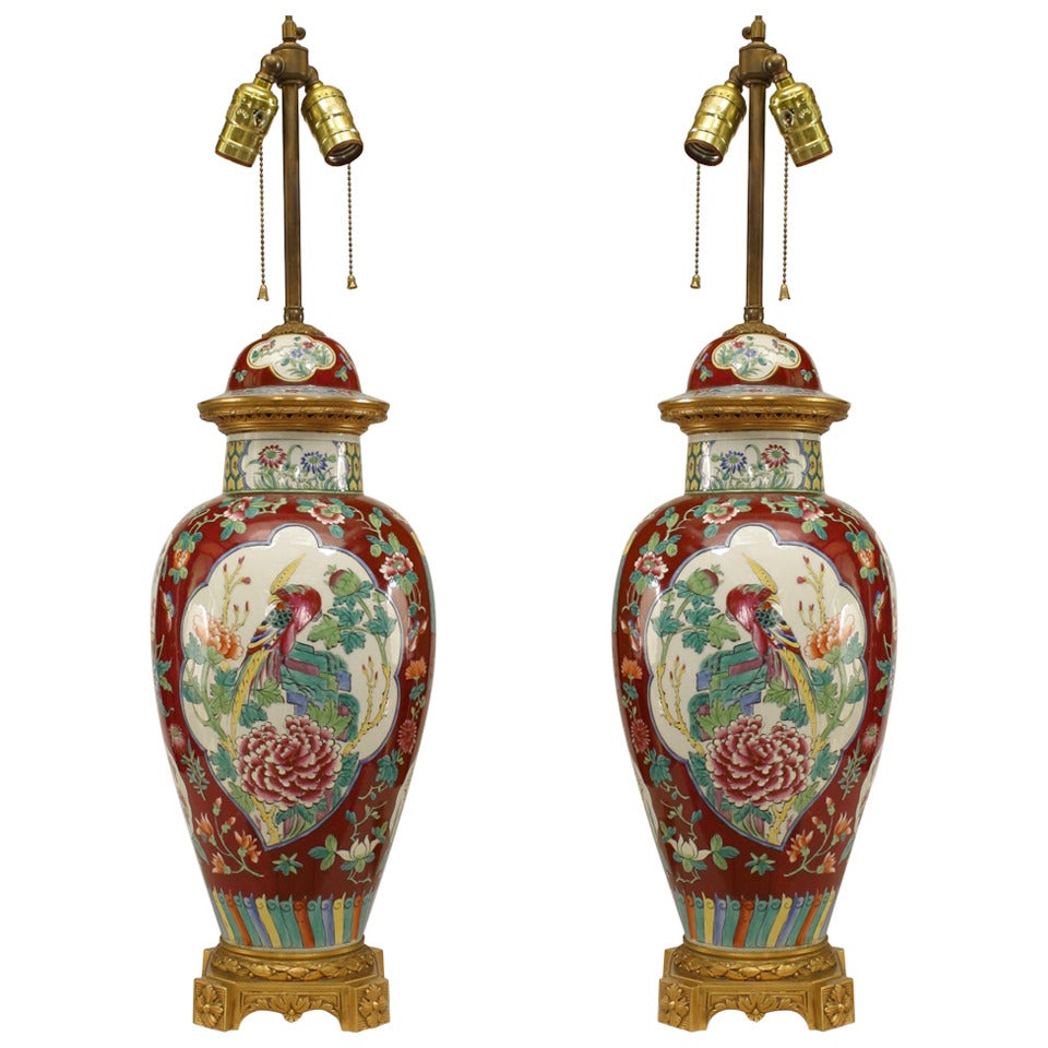 Paire de lampes de table chinoises à urne en porcelaine sang-de-bœuf