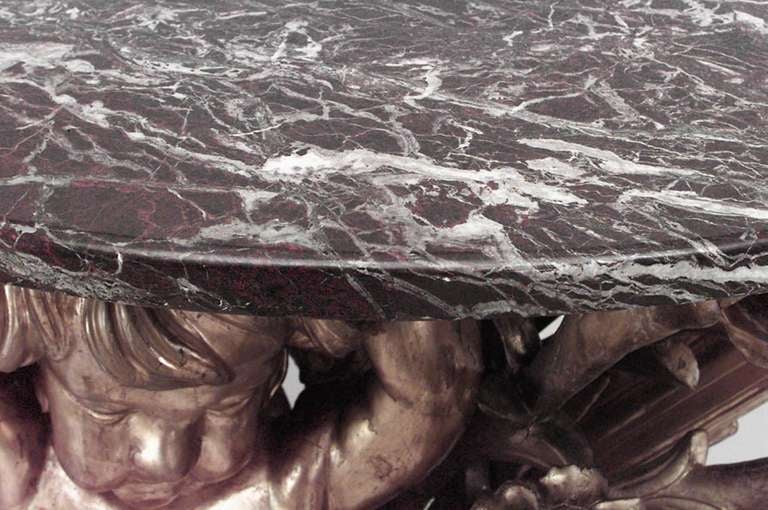 Zwei vergoldete französische Louis XV-Konsolentische mit Amor-Marmorplatte im Angebot 1