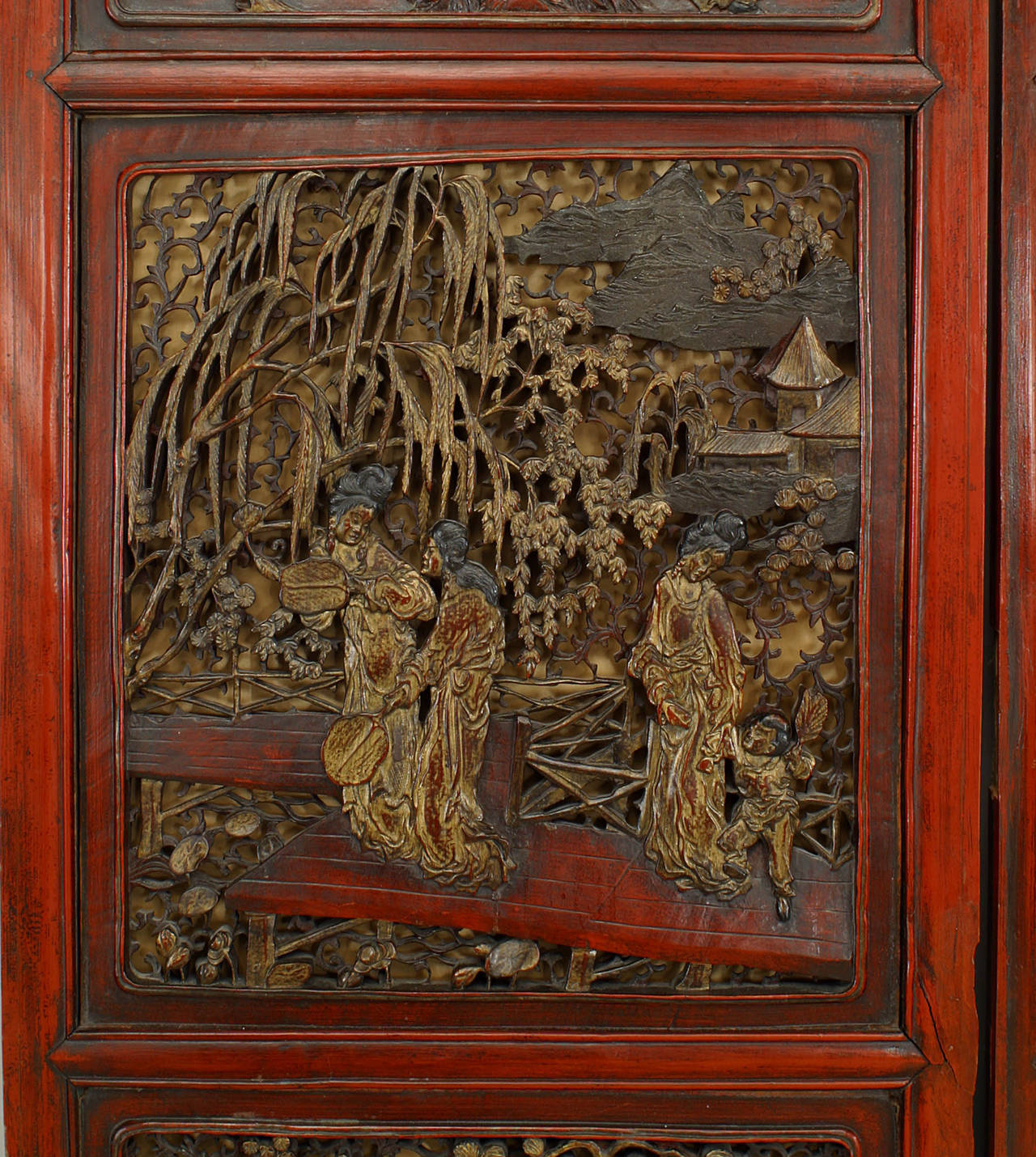 Paire de panneaux de porte en filigrane sculpté de style asiatique chinois (19ème siècle) laqués en rouge avec des scènes (PRIX POUR LA Paire).
