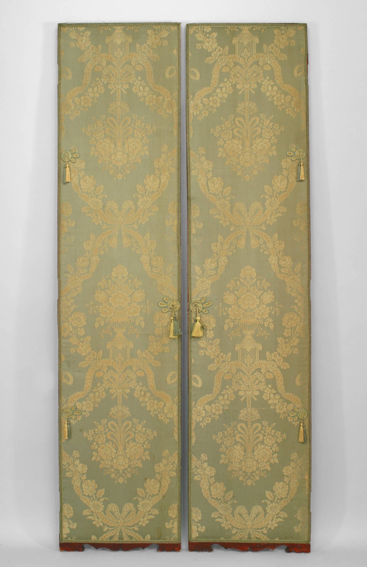 Chinois Paire de panneaux de porte chinois sculptés et laqués en vente