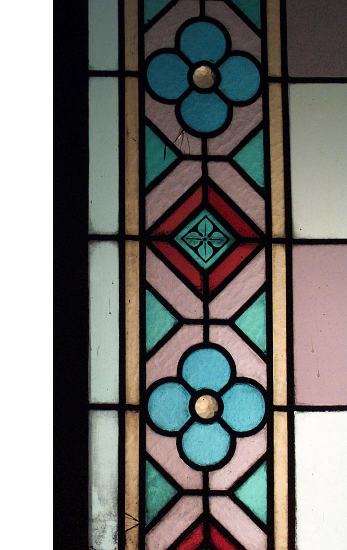 Satz von 3 englischen Arts and Crafts gebeizten rosa und klaren Bleiglasfenstern mit Rauten- und Kleeblattumrandung in Holzrahmen. (Ähnlicher Artikel: 020201)
