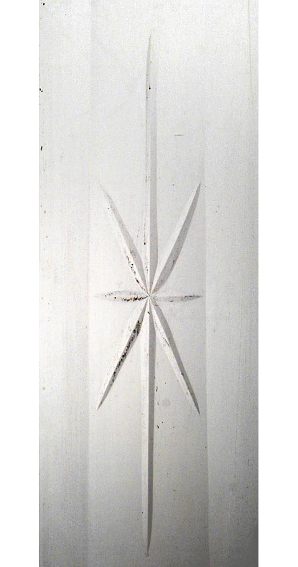 Ein Paar englischer Arts and Crafts Türen mit abgeschrägten Glasscheiben, die gestrippt und bemalt sind, mit einer Glasmalerei auf der Oberseite und dreieckigen Seitenteilen (PREIS FÜR EIN Pärchen).
