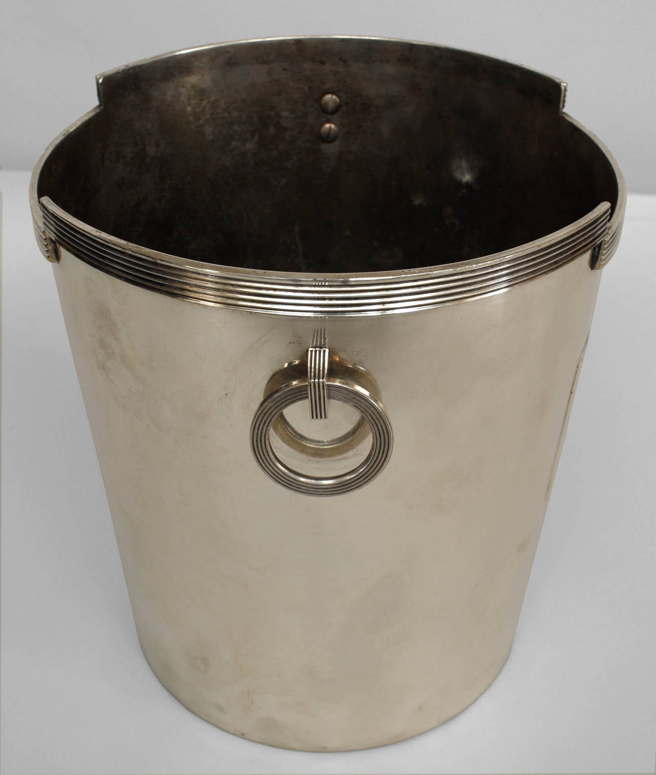 Secchiello per champagne americano cromato Art Deco con forma geometrica e finiture scanalate con manici ad anello; pannello con figura e 2 cervi disegnato da Rockwell Kent (CHASE) (Ref: Magazine Antiques 3/11 pag. 120)

