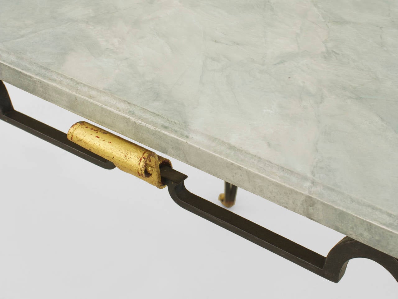 Französischer quadratischer Eisentisch aus den 1940er Jahren mit Beinen in offenem Scroll-Design und vergoldeten Metallverzierungen, die eine Platte aus grün lackiertem Travertin tragen (RENE PROU zugeschrieben).
