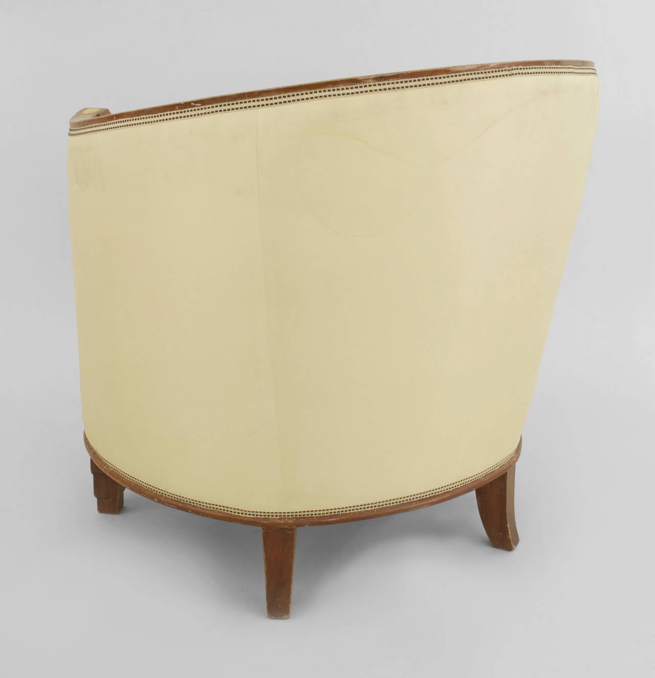 Zwei französische Art Deco Sessel mit runder, wannenförmiger Rückenlehne aus Mahagoni, mit Intarsien auf der Vorderseite der Armlehnen und gepolstert mit gelbem Satin und einem Sitzkissen. (PREIS ALS PAAR)
