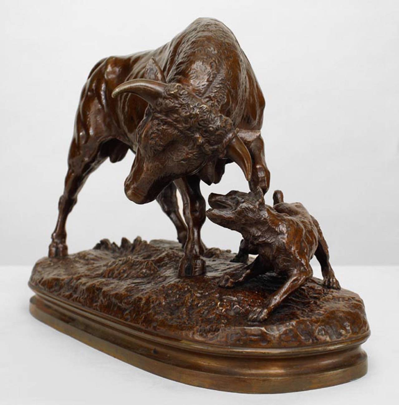 Bronze français représentant un taureau avec un chien attaquant sur une base ovale (signé Alton),
19e ou 20e siècle.