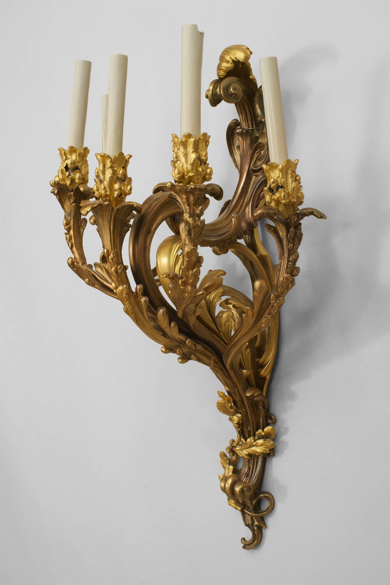 French Louis XV Style Gilt Bronze Wall Sconce In Good Condition For Sale In New York, NY