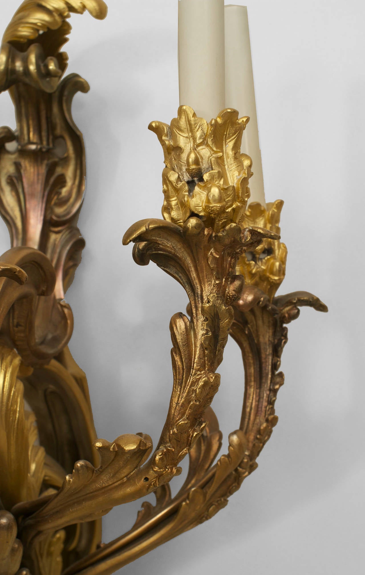 French Louis XV style (19/20th Century) gilt bronze wall sconce with five arms emanating from a scroll back with floral decoration.
