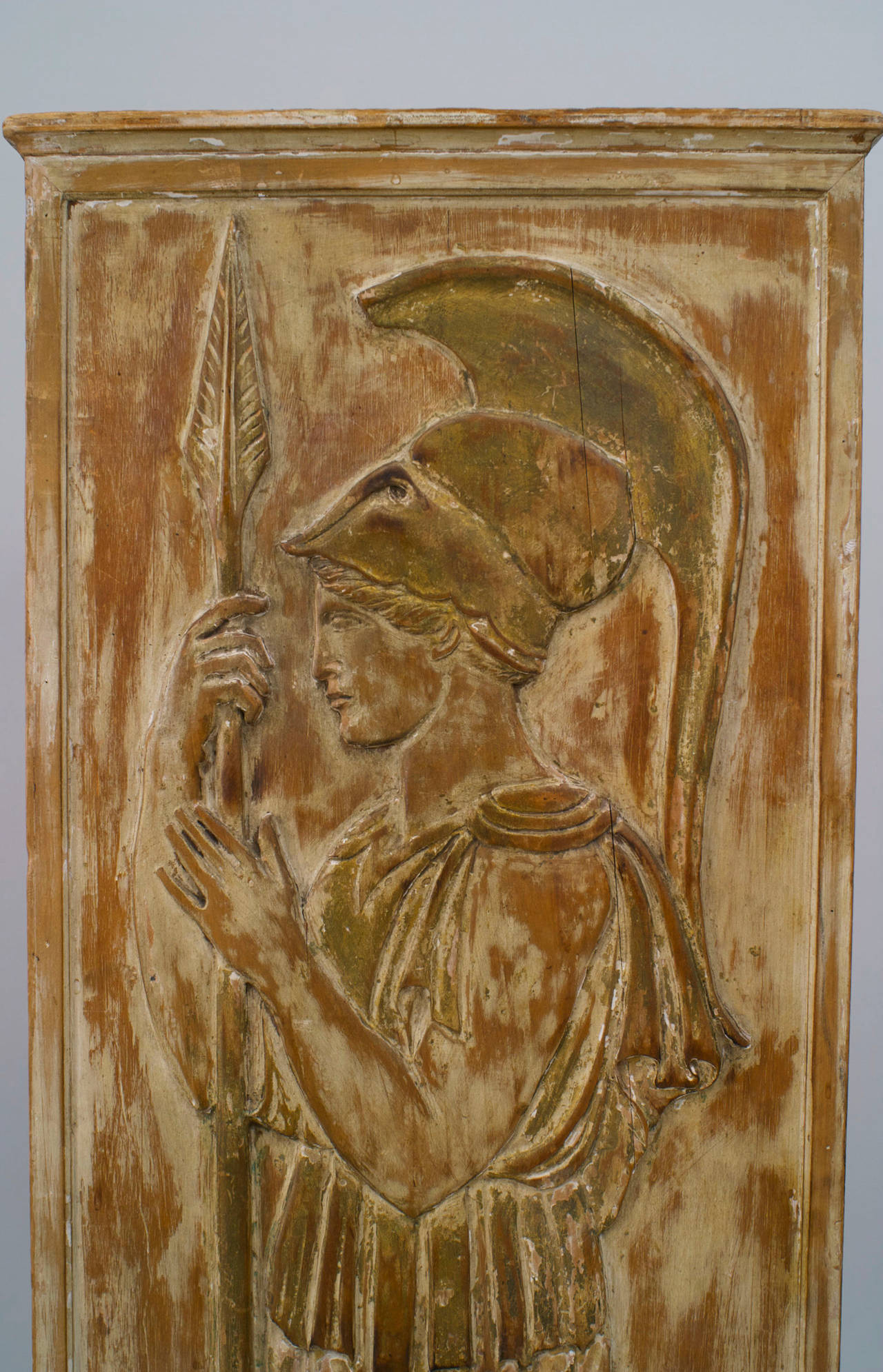 Paire de grands piédestaux carrés en pin dépouillé et doré des années 1940 avec des figures romaines en relief de style néo-classique. (att : PALADIO)
