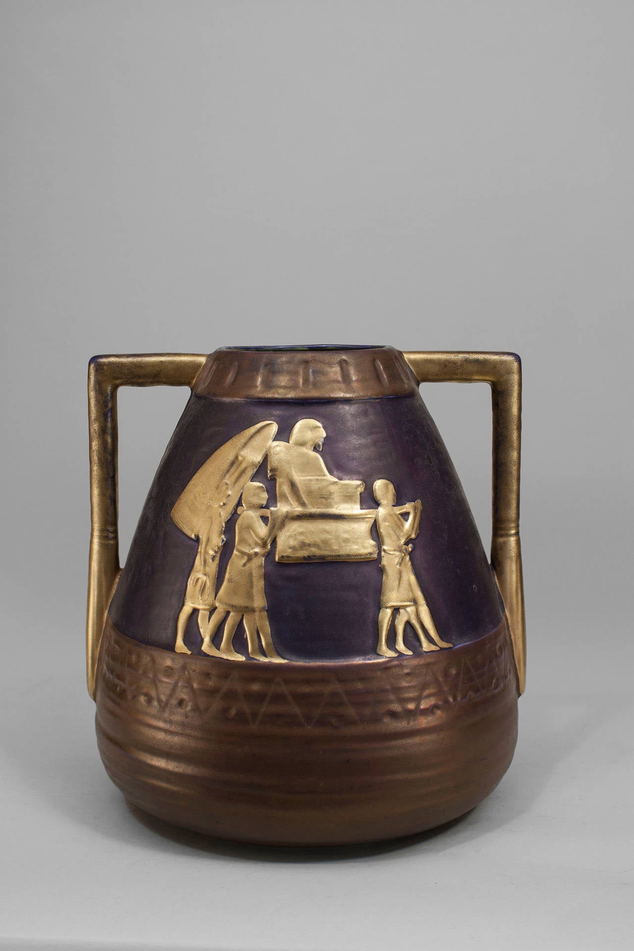 vase doré néo-égyptien des années 1920 attribué à Jules Dressler