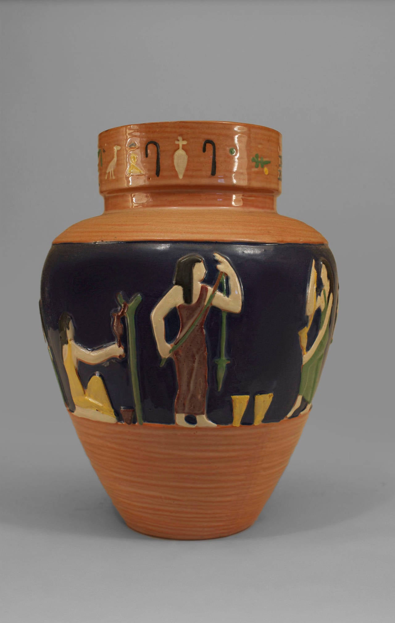 Moyen Orient Style égyptien (1er trim. 20e s. - Tchèque) petit vase bleu et beige avec figure et motifs classiques émaillés.
