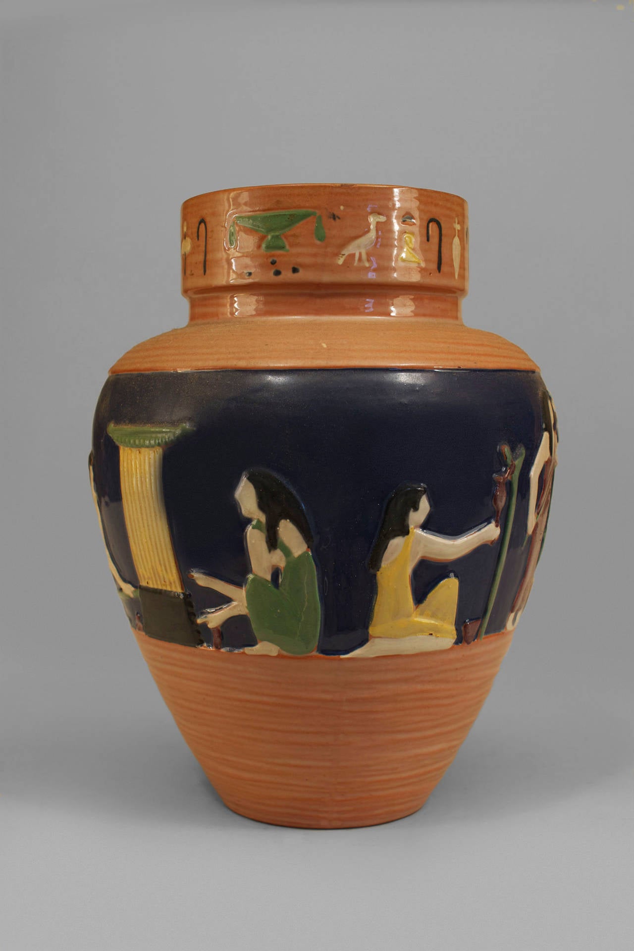 Européen Vase en céramique de style égyptien avec motif figuratif en vente