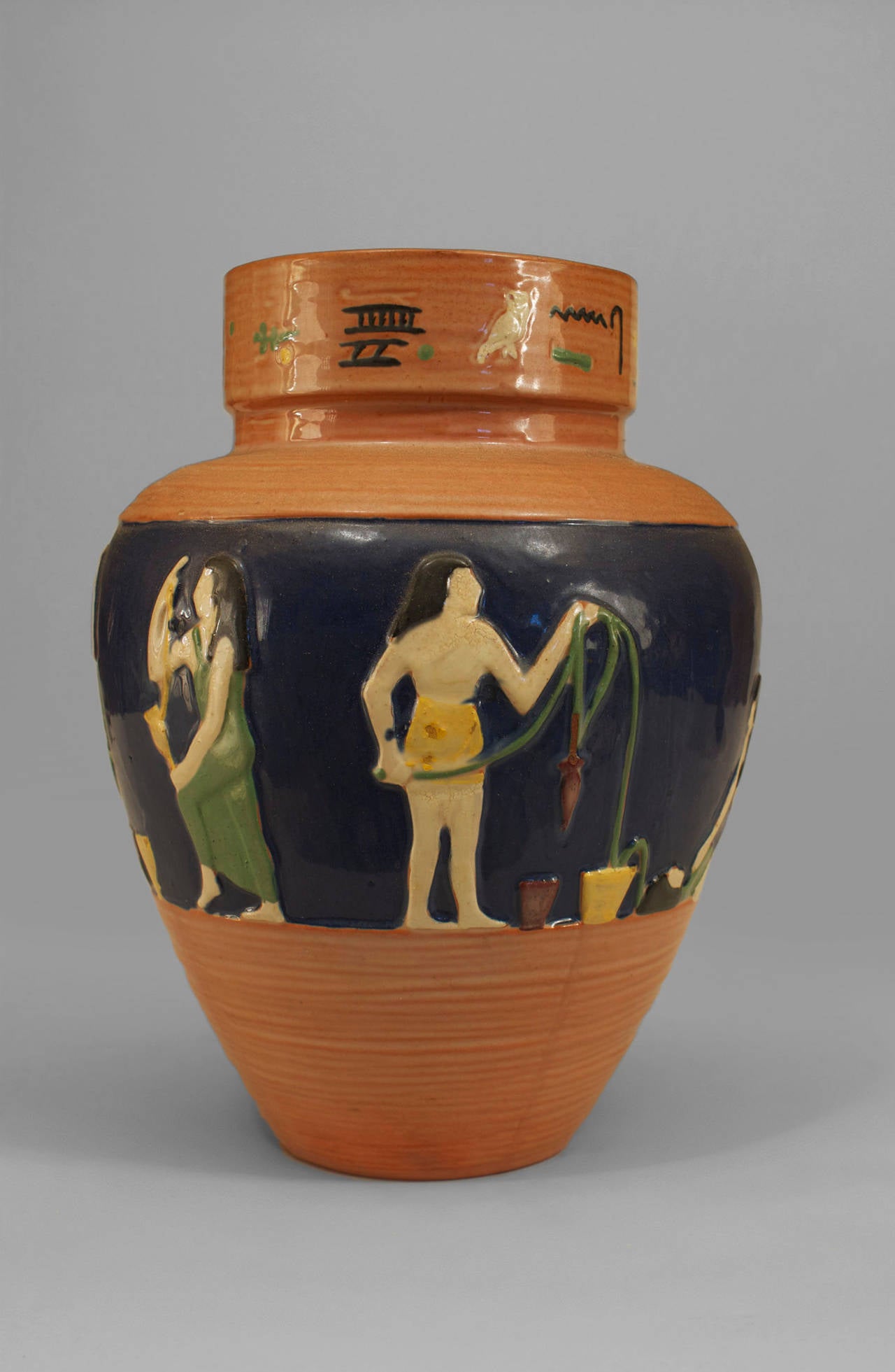 Néo-égyptien Vase en céramique de style égyptien avec motif figuratif en vente