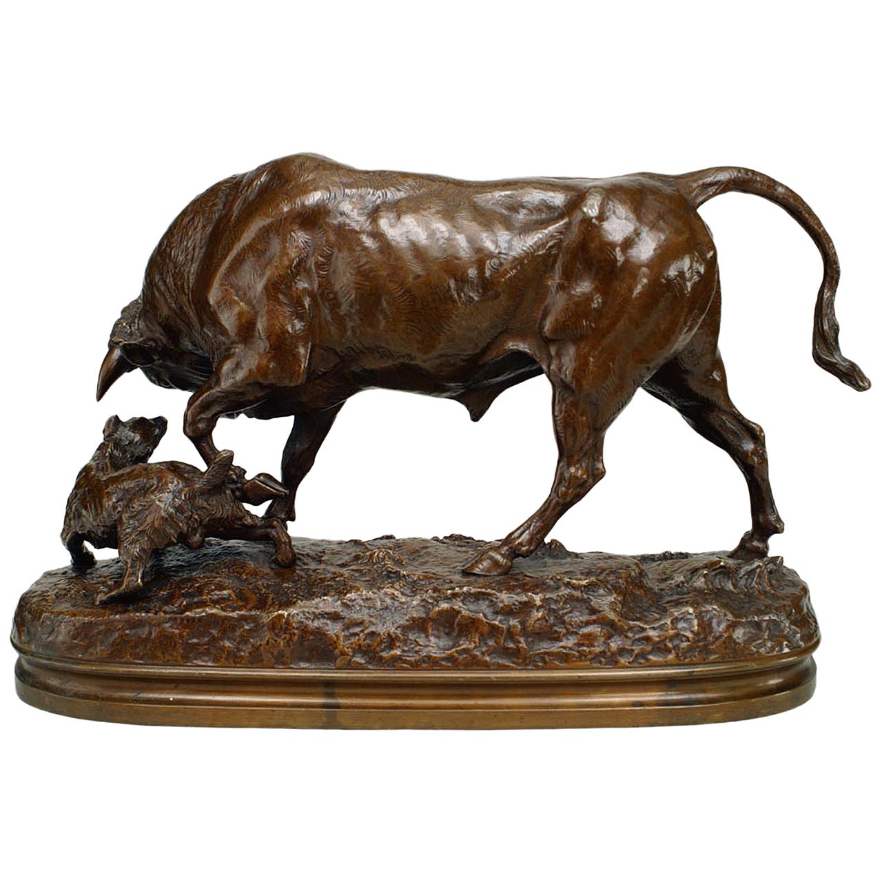 Figura in bronzo francese di un toro che carica, opera di Valton
