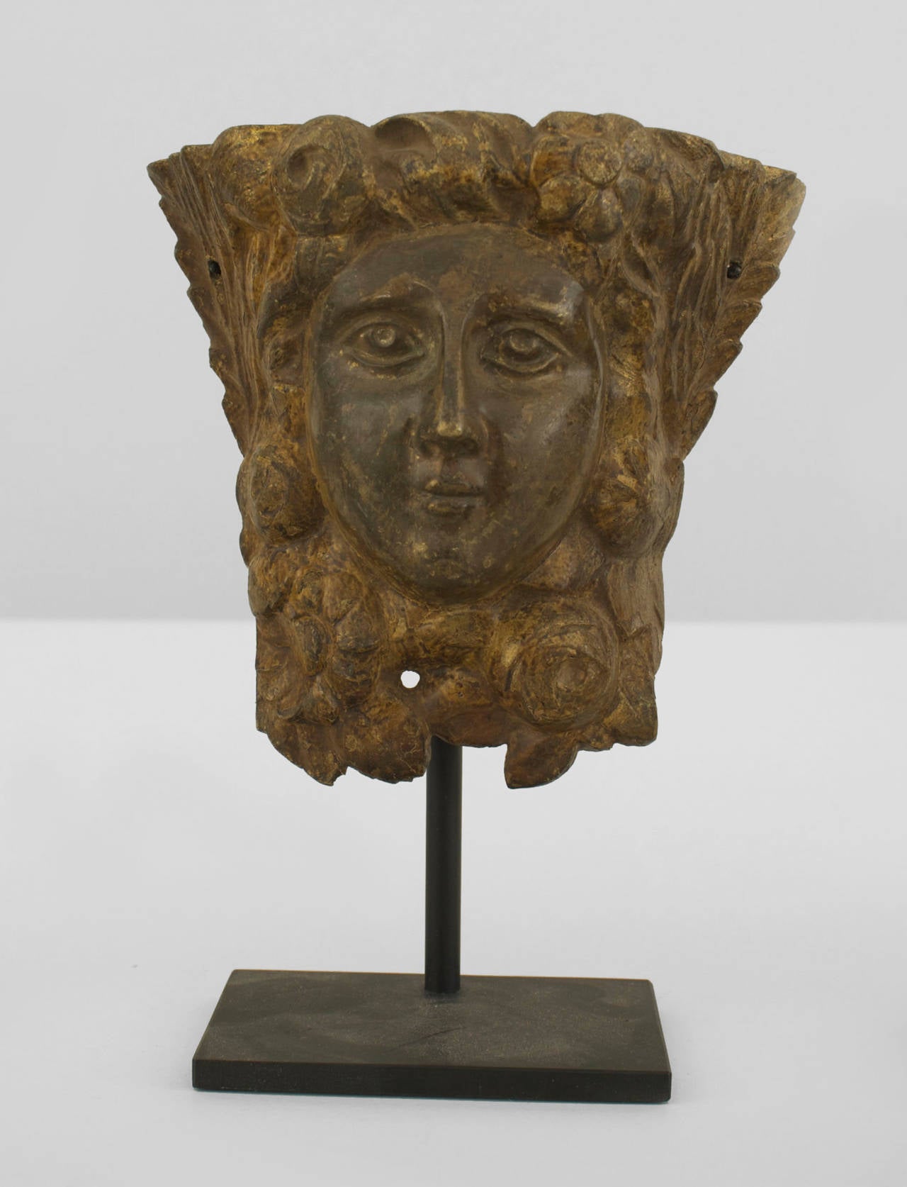 4 masques italiens en bronze de style néo-classique (19e siècle) représentant un visage de femme classique, montés sur une base rectangulaire moderne en métal ébonisé. (PRIX UNIQUE) (Hauteur variable de 7