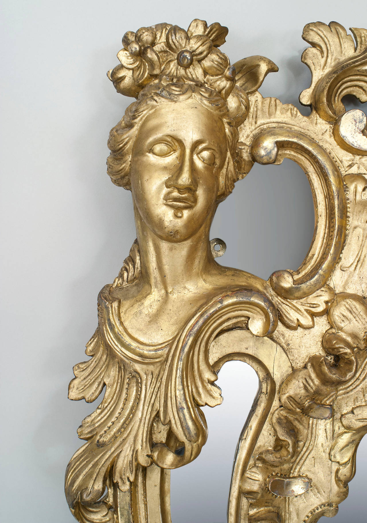 English Georgian-style (mid-19th Century) carved giltwood wall mirror with two carved heads centering an eagle pediment.

