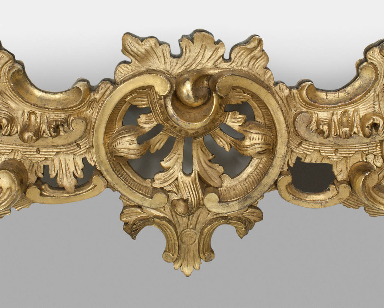 English Georgian Style Gilt Carved Eagle Pediment Wall Mirror In Excellent Condition For Sale In New York, NY