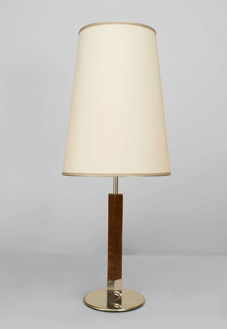 Lampe de table à colonne carrée en noyer clair des années 1940, montée sur une base ronde chromée avec un abat-jour blanc conique.

