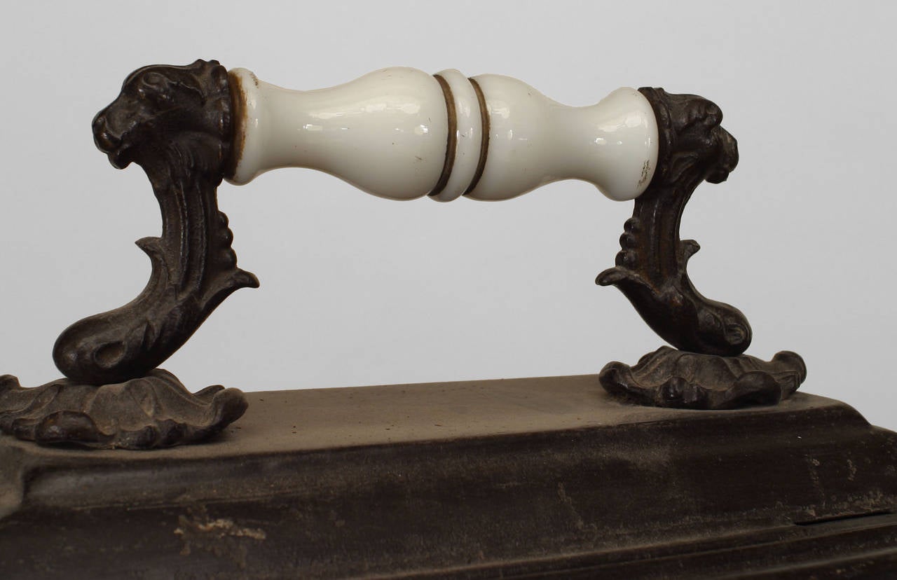 Englischer viktorianischer 2-seitiger Kohlekübel aus Eisen mit Hundebildern und weißem Opalgriff.
