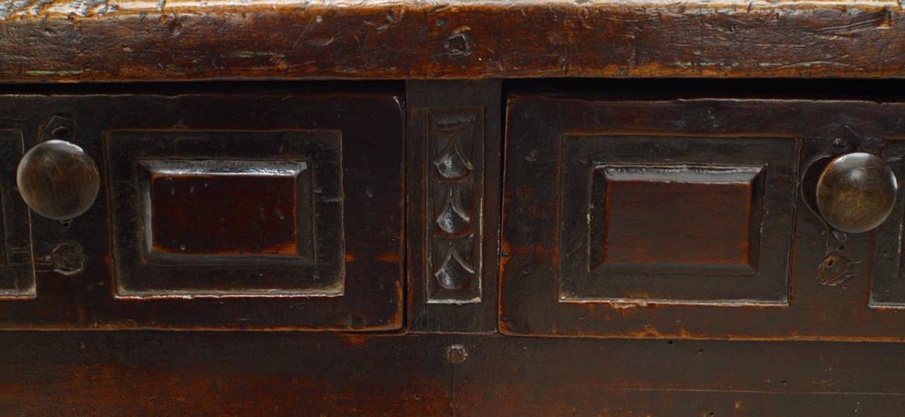 Englischer Renaissance-Schreibtisch aus Nussbaumholz (Niederländische Renaissance) im Angebot