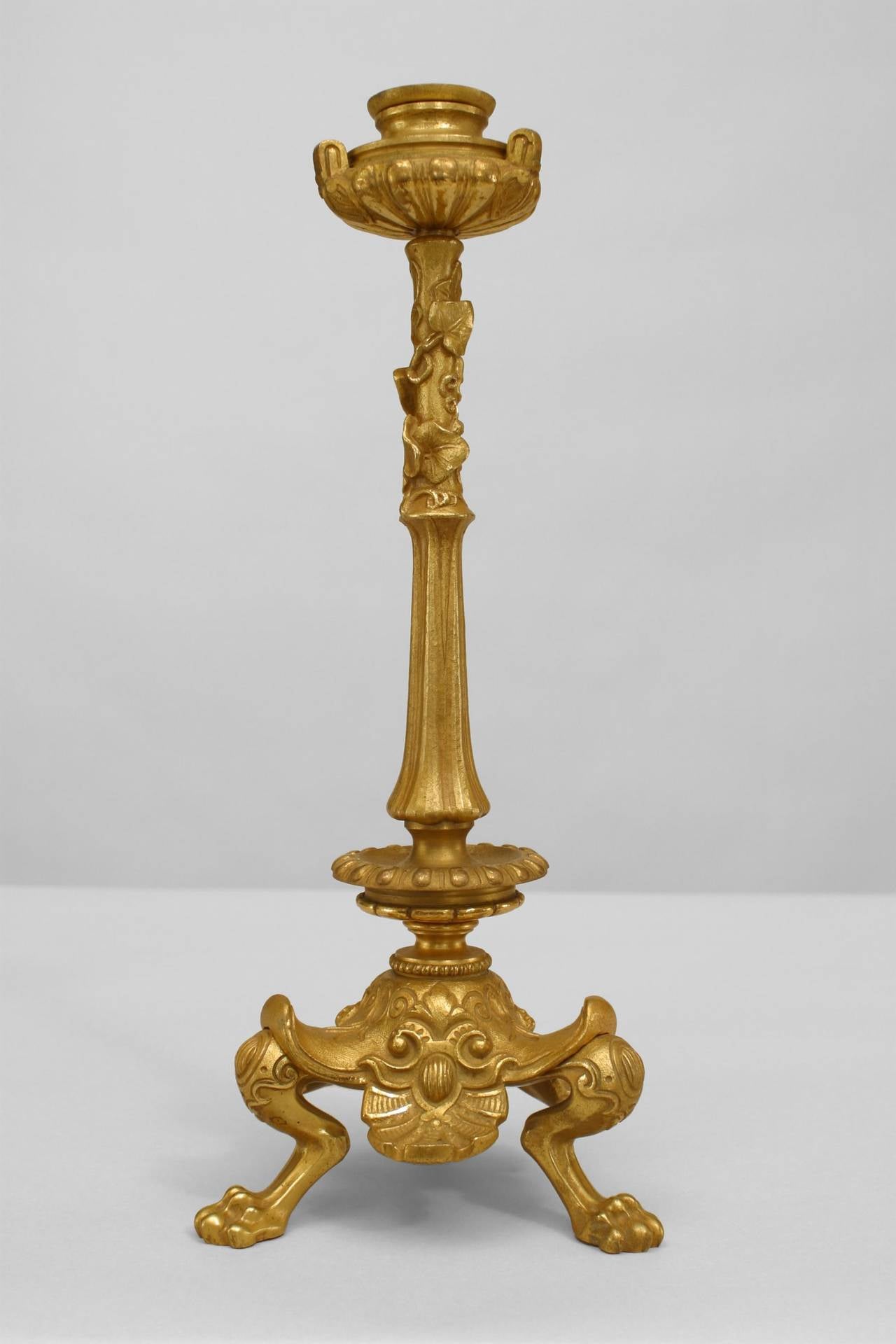 Paar englische Regency-Kerzenständer aus vergoldeter Bronze (Britisch) im Angebot
