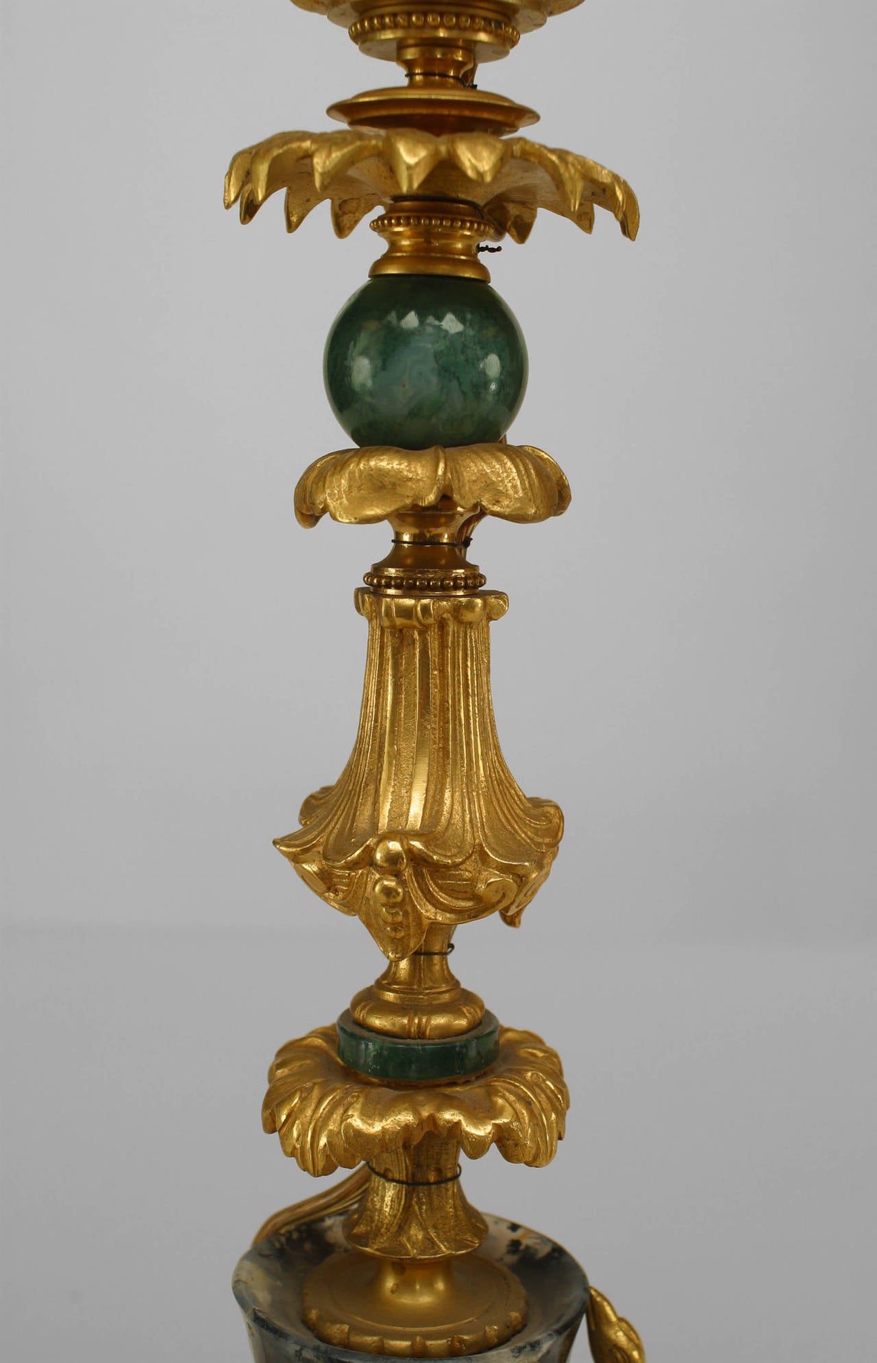 Paar französische Louis-XV-Bronze-Dore-Tischlampen (Französisch) im Angebot