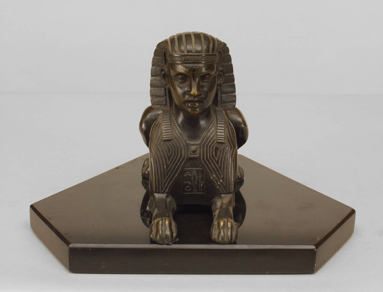 Französische Empire-Stil (19. Jh.) Bronze liegende Sphinx-Figur auf einem rechteckigen schwarzen Marmorsockel
