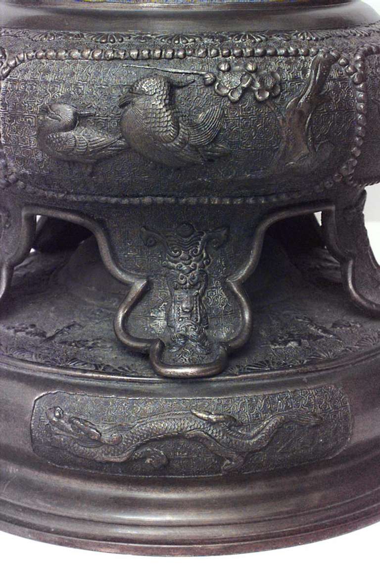 Paire d'urnes de palais en bronze de style japonais Excellent état - En vente à Queens, NY
