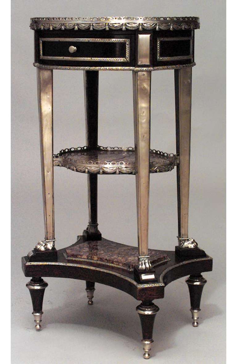 Tavolo a tre piani in mogano in stile Luigi XVI (XIX secolo) con piano ovale in marmo con finiture in bronzo, galleria e ripiani.
