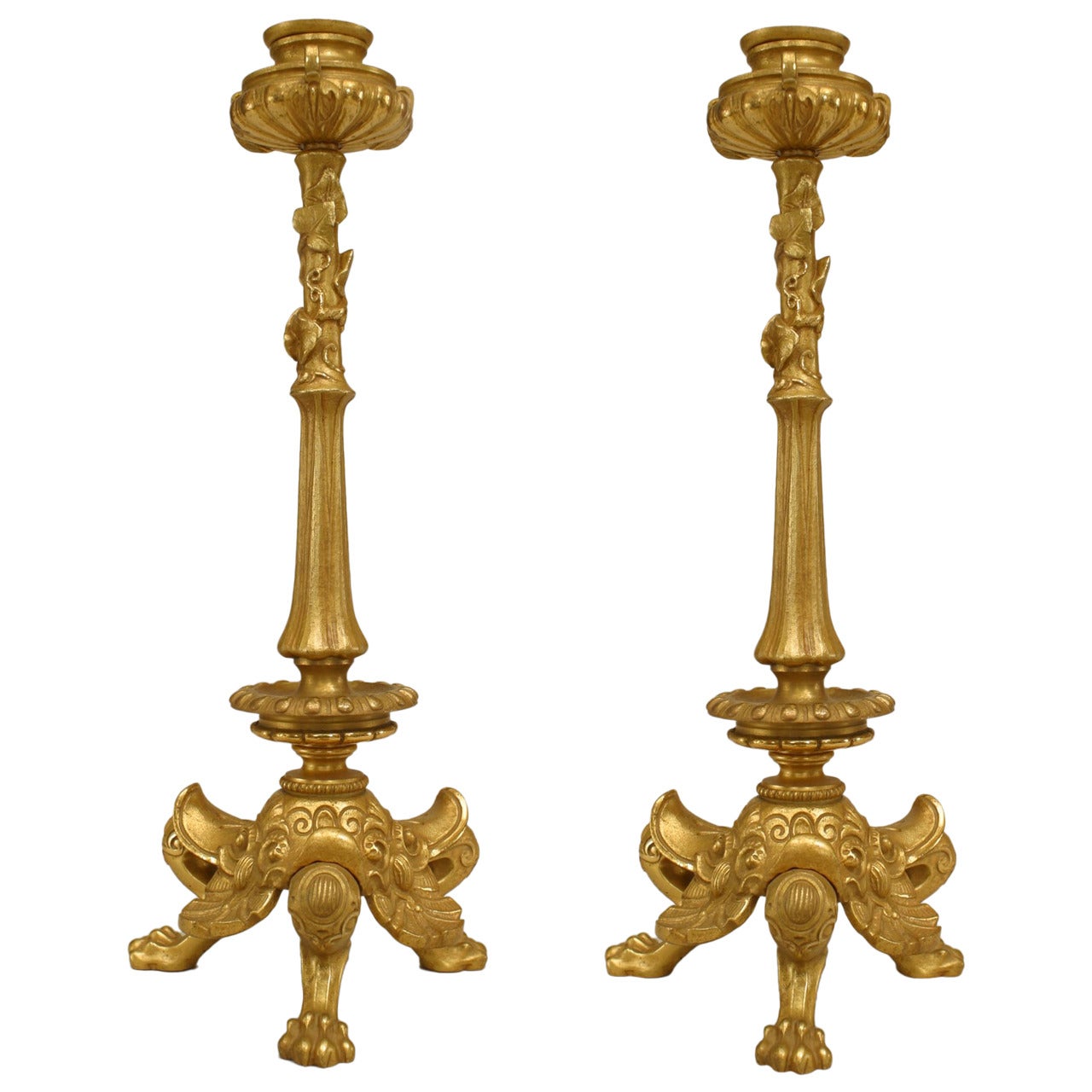 Paar englische Regency-Kerzenständer aus vergoldeter Bronze im Angebot