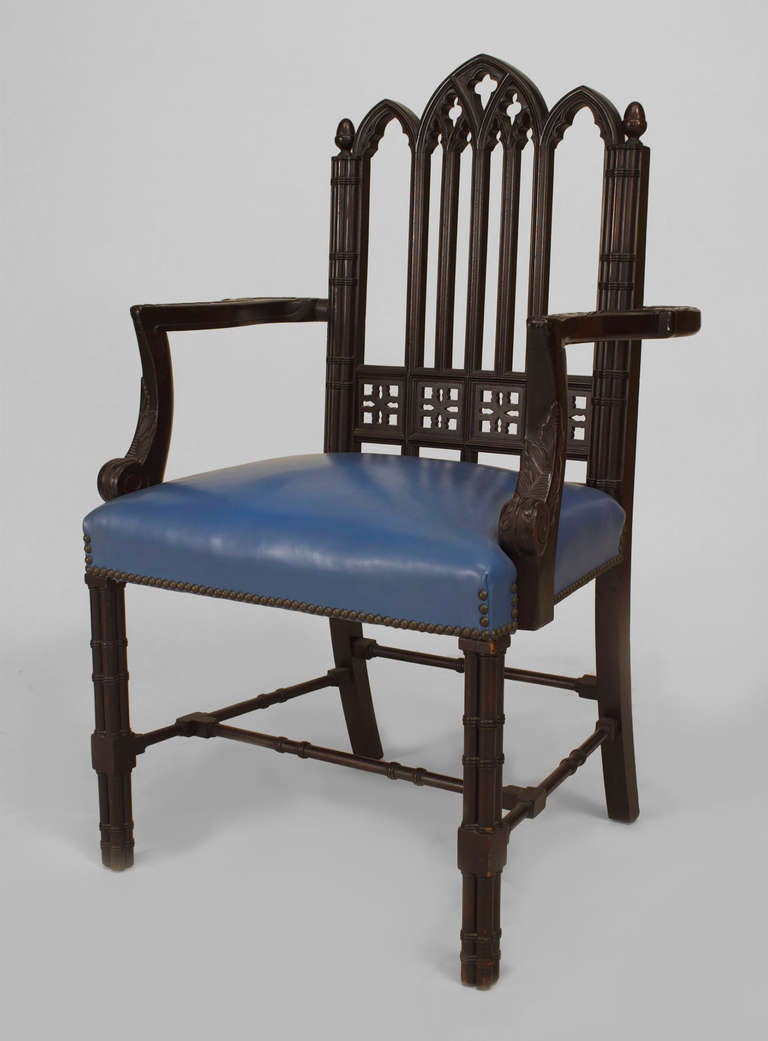 Englischer Sessel im chinesischen Chippendale-Stil aus der Jahrhundertwende. Der Stuhl ist aus Mahagoniholz gefertigt und hat eine Rückenlehne mit gotischem Maßwerk, einen mit blauem Leder gepolsterten Sitz und vier säulenförmige Beine.
