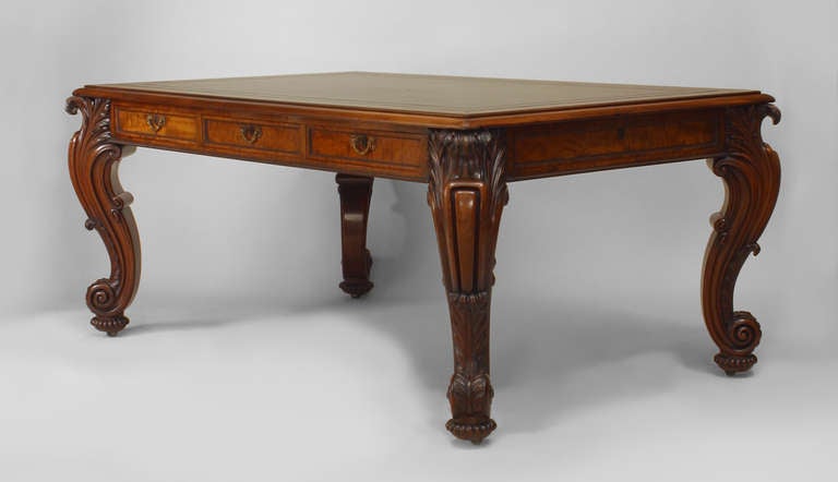 Bureau de table de style Régence anglaise (vers 1830) en acajou avec 3 tiroirs opposés perlés sur un dessus en cuir avec un bord mouluré et supporté par des pieds cabriole sculptés (attribué à GILLOWS)
