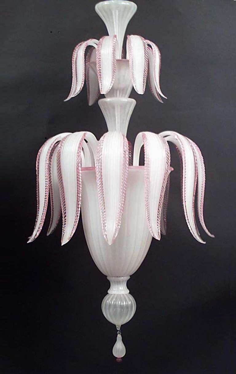 Italienischer venezianischer Kronleuchter aus weißem Opalglas aus der Mitte des Jahrhunderts (1940er Jahre) aus Muranoglas mit einem zweistufigen Federmotiv und aufgesetztem rosafarbenem Glasrand mit Endstück an der Unterseite.
