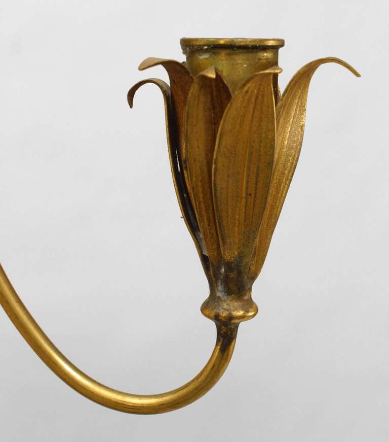 Metà XX secolo Coppia di candelabri francesi di metà secolo in ottone con palme e uova di struzzo in vendita