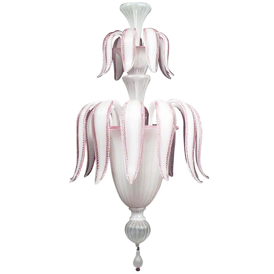 Italienischer Muranoglas-Kronleuchter aus der Mitte des Jahrhunderts mit weißem Opalglas im Angebot