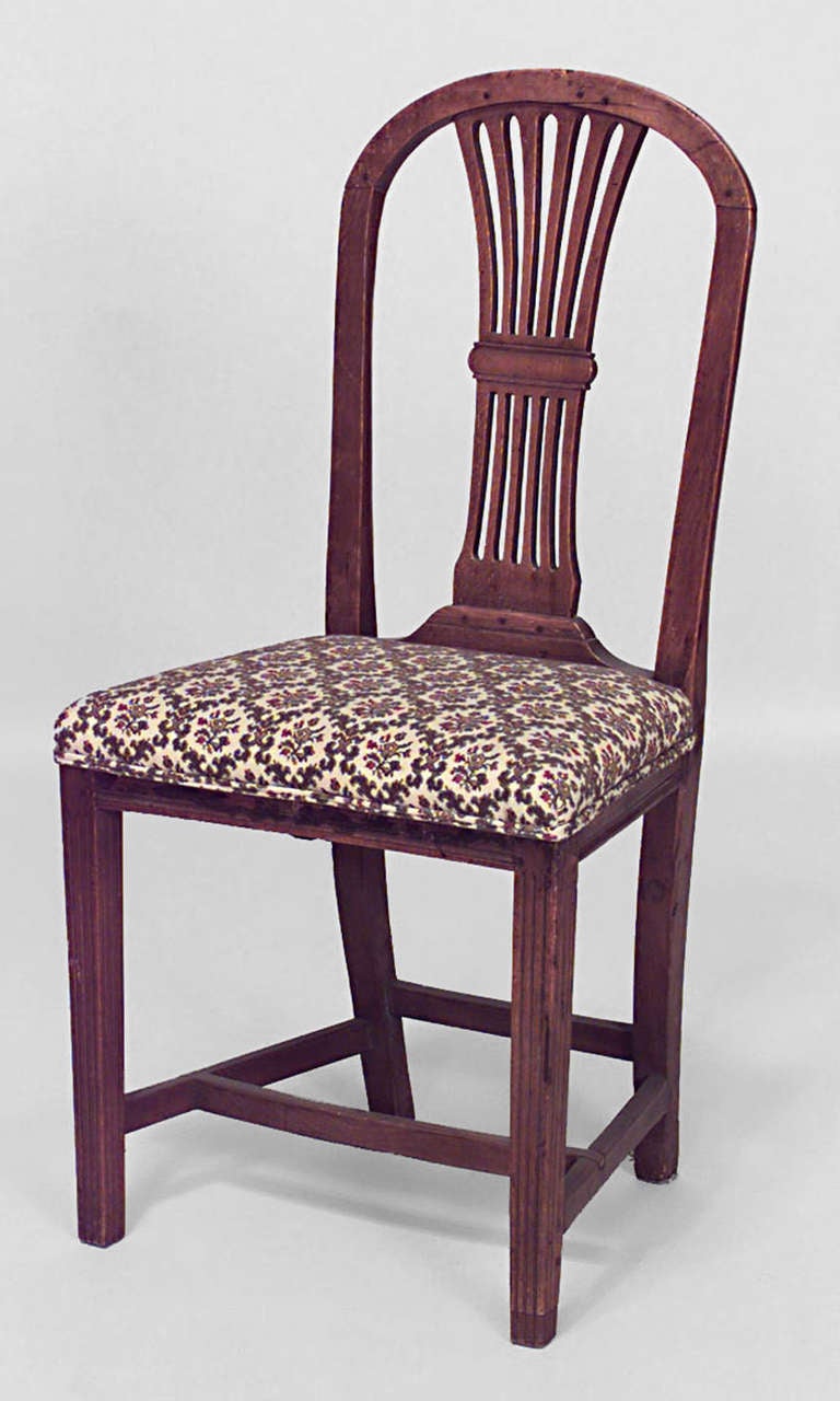 Ensemble de 9 chaises d'appoint de style campagnard anglais (18e siècle) en noyer, avec pieds cannelés et dossier ouvert avec siège tapissé de fleurs vertes (PRIX DE L'ENSEMBLE).
