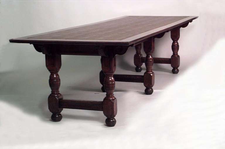 Table de réfectoire à 6 pieds en chêne de style Renaissance anglaise (19/20ème siècle) avec plateau en cuir marron.
