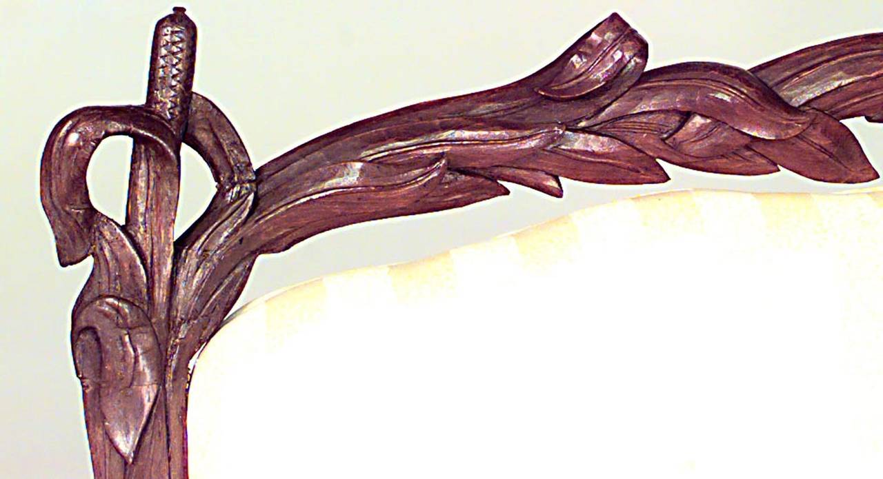 Rustikaler (Jugendstil) Schwarzwälder (19. Jh.) Nussbaum-Liebesessel mit floral geschnitztem Rahmen und gepolstertem Sitz und Rückenlehne
