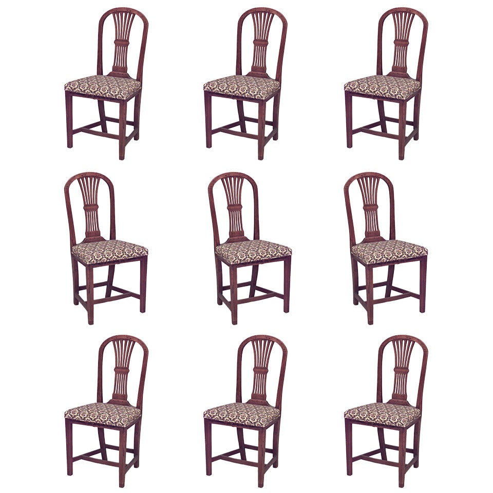 Ensemble de 9 chaises d'appoint anglaises de style campagnard en noyer en vente