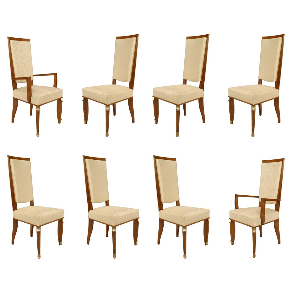 Ensemble de 8 chaises de salle à manger françaises en chêne et soie du milieu du siècle dernier en vente