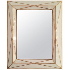 Espejo contemporáneo con incrustaciones de latón y cristal blanco